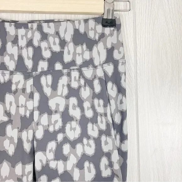 The North Face | One The Mountain Animal Print Leggings Size Medium - Picture 3 of 10